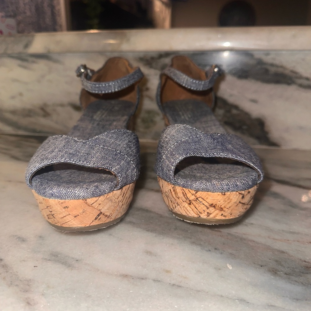 Tom’s Size 8 Women’s Blue Denim‎ Cork Wedge Strappy Peep Toe Sandals - Picture 4 of 11